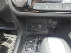 2022 Nissan Kicks SR