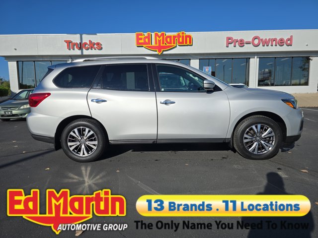 2017 Nissan Pathfinder SV